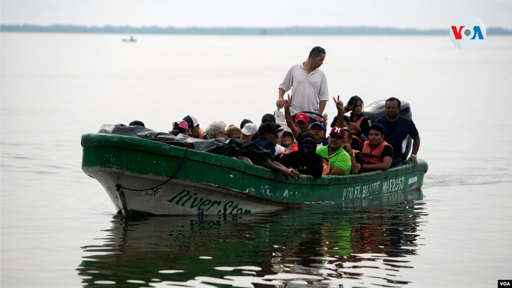 Un grupo de personas son trasladadas en panga o lanchas en el Caribe Sur de Nicaragua. Foto: VOA&nbsp;