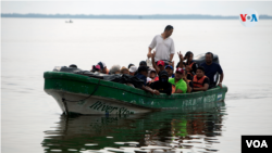 Un grupo de personas son trasladadas en panga o lanchas en el Caribe Sur de Nicaragua. Foto: referencial