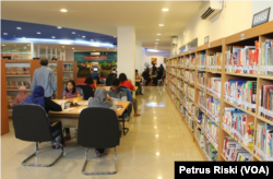 Suasana perpustakaan milik Pemkot Surabaya di Balai Pemuda. (Foto: VOA/Petrus Riski)