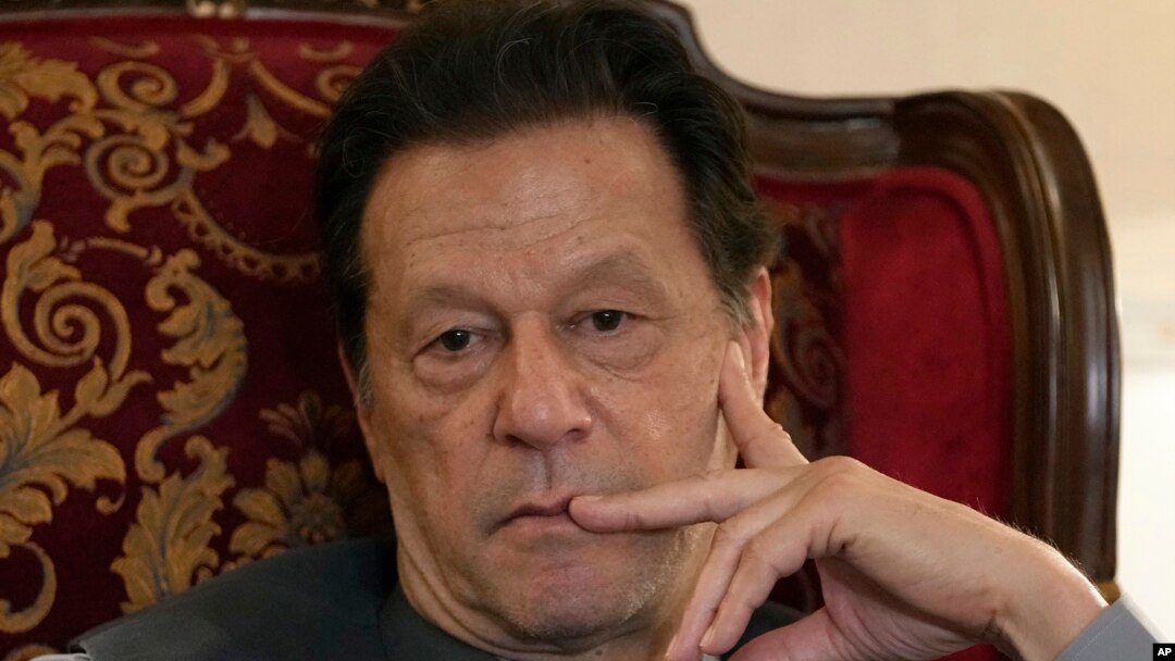 الېکشن کمېشن د عمران خان په اړه فېصله په داسې حال کې اورولې ده چې د اسلام اباد یو عدالت د توشه خانې په مقدمه کې د پاکستان تحریک انصاف ګوند مشر ته د درې کاله قېد سزا اورولې او هغه دا مهال په زندان کې دی.