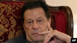 الېکشن کمېشن د عمران خان په اړه فېصله په داسې حال کې اورولې ده چې د اسلام اباد یو عدالت د توشه خانې په مقدمه کې د پاکستان تحریک انصاف ګوند مشر ته د درې کاله قېد سزا اورولې او هغه دا مهال په زندان کې دی.