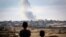 Rafah ဒေသတိုက်ပွဲတွေကြောင့်ထွက်လာတဲ့မီးခိုးလုံးတွေကို စစ်ဘေးရှောင်ကလေးနှစ်ဦး ဘေးလွတ်ရာက ကြည့်ရှုနေစဉ် (မေ ၁၃၊ ၂၀၂၄)