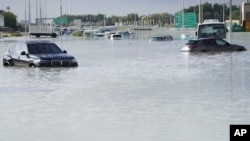Başta BAE olmak üzere Arap Yarımadası ülkelerini etkisi altına alan şiddetli yağış 19’u Umman, biri BAE’de olmak üzere 20 kişinin ölümüne yol açtı.
