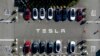FILE - Kendaraan Tesla di tempat parkir pabrik perusahaan tersebut di Fremont, California, 18 September 2023. (AP/Noah Berger)