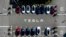 FILE - Kendaraan Tesla di tempat parkir pabrik perusahaan tersebut di Fremont, California, 18 September 2023. (AP/Noah Berger)