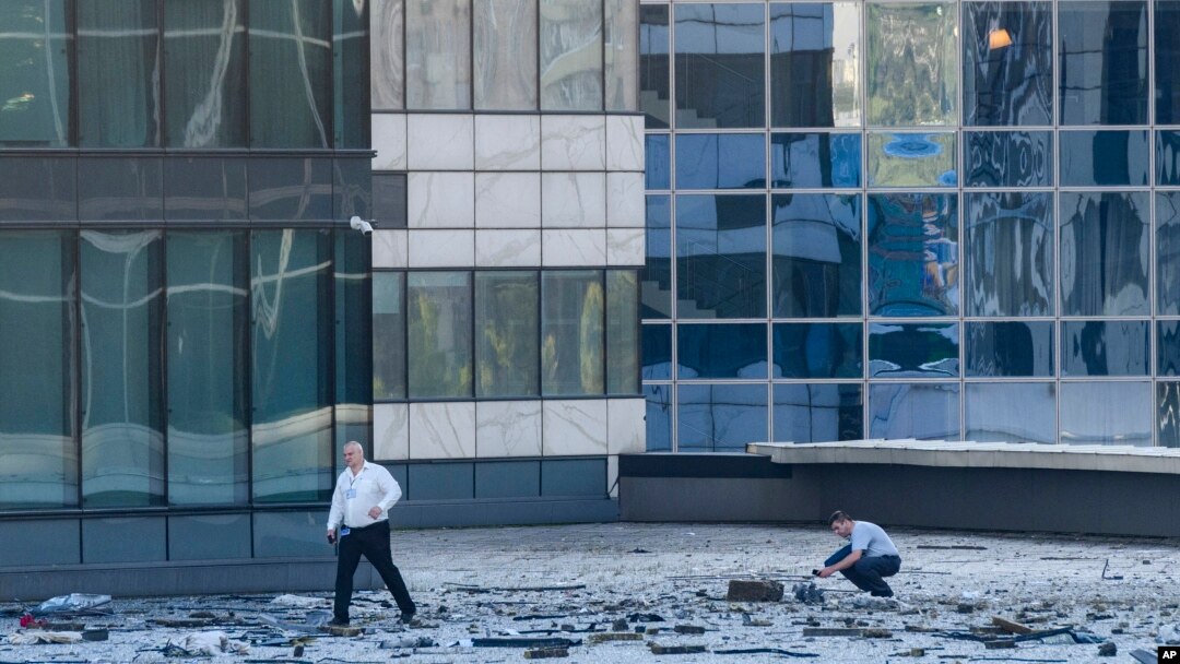 Penyelidik memeriksa area di sebelah bangunan yang rusak di kawasan bisnis "Kota Moskow" setelah dilaporkan terjadi serangan drone di Moskow, Rusia, 1 Agustus 2023. (Foto: AP)
