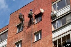 Foto yang dirilis oleh Gubernur Kurs Roman Starovoit tampak gedung apartemen yang rusak akibat serangan drone Ukraine di Kursk, perbatasan Ukraina dan Rusia, Senin, 28 Agustus 2023. (Foto: Gubernur Roman Starovoit via AP)