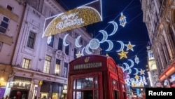 Pemasangan lampu Ramadan pertama di Piccadilly Circus di London, Inggris, 21 Maret 2023. (Foto: Anna Gordon/REUTERS)