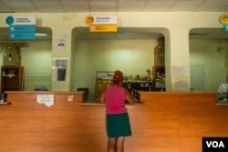 一名库皮扬斯克的居民正在邮局内办理业务。(2023年8月21日，美国之音博夏特拍摄)