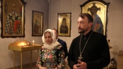 Sophie, Duchess of Edinburgh, mengunjungi Gereja Saint Andrew di Kota Bucha, Ukraina, dalam kunjungannya ke negara tersebut pada 29 April 2024. (Foto: Anatolii Stepanov/Pool via AP)