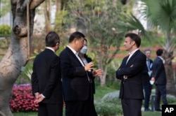 2023年 月7日中国国家主席习近平(左二)和法国总统埃马纽埃尔·马克龙在中国广州会谈