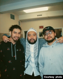 Satrio Adnan Hammami (tengah) dan Faris Reyhan Zachary Pohan (kanan) bersama teman (dok: Satrio Adnan Hammami)