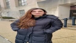 منزه شهید په واشنګټن ډي سي کې د وي او ای دفتر مخې ته د واورې حال بیانوي 