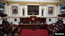 ARCHIVO - Miembros del Congreso de Perú debaten una moción para acusar a la Presidenta Dina Boluarte, en Lima, Perú, el 4 de abril de 2024.