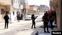 Las Fuerzas Democráticas Sirias realizan una búsqueda de militantes del Estado Islámico en Hasaka, Siria, el 23 de enero de 2022, en esta captura de pantalla tomada de un video.