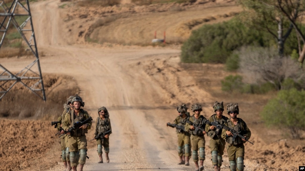 资料照片：以色列军人在以色列南部的加沙边境地区行进。(6月13日)(photo:VOA)