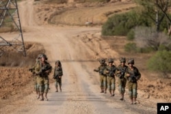 Tentara Israel terlihat di dekat perbatasan Jalur Gaza di Israel selatan, 13 Juni 2024. (Foto: AP)