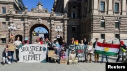 Greta Thunberg dan aktivis iklim lainnya protes di luar Parlemen Swedia di Stockholm, 9 Juni 2023. (REUTERS)/Marie Mannes