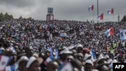 La foule rassemblée pour un meeting du Front patriotique rwandais, le parti du président Kagame.