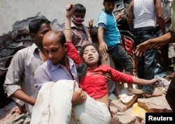 Una joven trabajadora del sector textil es rescatada tras el colapso del edificio de Rana Plaza, en Bangladesh, el 24 de abril de 2013.