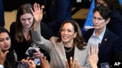 Calon presiden dari Partai Demokrat, Wakil Presiden Kamala Harris menyapa hadirin setelah berbicara tentang upaya pemerintah untuk menurunkan biaya obat resep di Prince George's Community College di Largo, Maryland, 15 Agustus 2024.