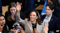 La candidata presidencial demócrata, la vicepresidenta Kamala Harris, saluda después de hablar sobre los esfuerzos de la administración para reducir los costos de los medicamentos recetados en Largo, Maryland, el 15 de agosto de 2024.