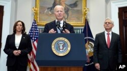 Presiden Joe Biden berpidato dari Ruang Roosevelt di Gedung Putih di Washington DC, Minggu 14 Juli 2024, tentang upaya pembunuhan yang menargetkan mantan Presiden Donald Trump, didampingi Wapres Kamala Harris dan Jaksa Agung Merrick Garland. 