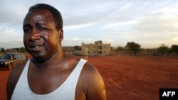 Salif Keita pose sur un des terrains de son école de foot, Bamako, le 05 février 2002