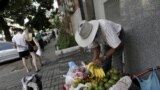 Un vendedor ambulante vende frutas en Río de Janeiro, Brasil, 8 de abril de 2022. 