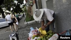 Un vendedor ambulante vende frutas en Río de Janeiro, Brasil, 8 de abril de 2022. 