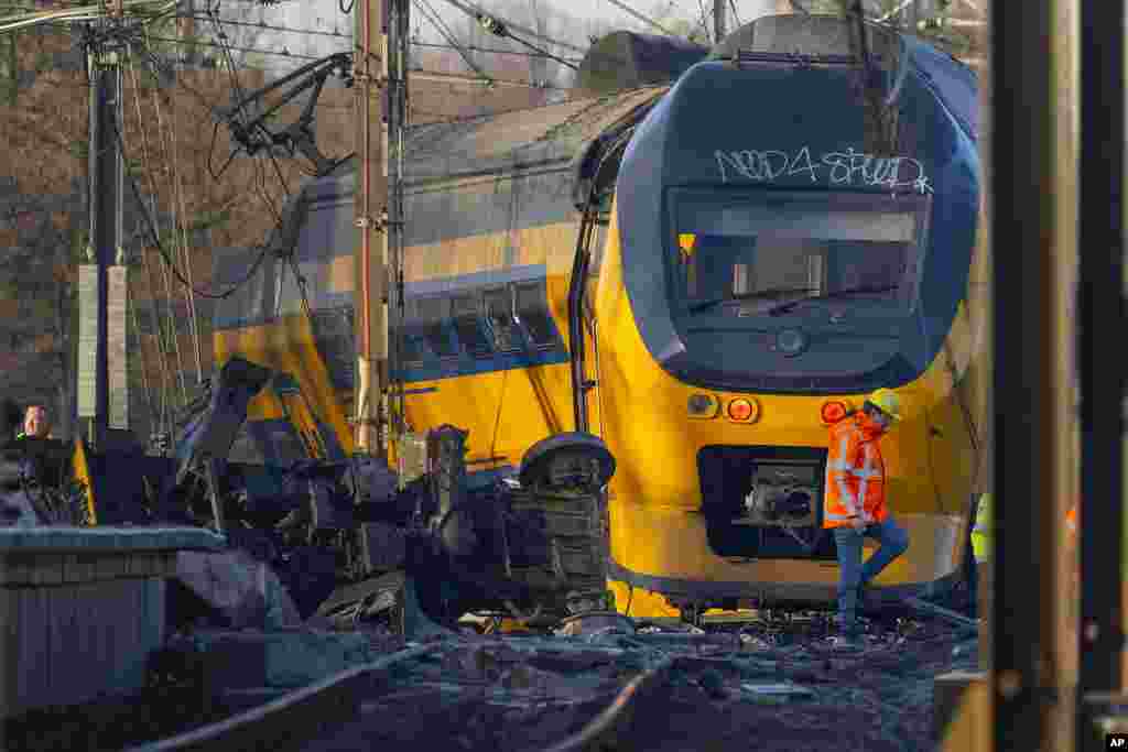Најмалку едно лице загина, а околу 30 патници се повредени откако воз делумно излета од шините во Вооршотен, во близина на Хаг.