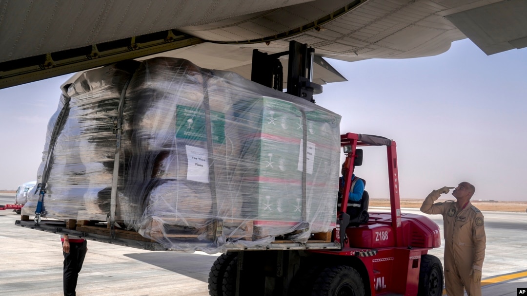 Sebuah tim dari Pusat Bantuan dan Bantuan Kemanusiaan Raja Salman memuat bantuan kemanusiaan ke dalam pesawat C130 militer Saudi sebelum lepas landas dari bandara King Khalid ke Port Sudan, di Riyadh, Arab Saudi, 10 Mei 2023.