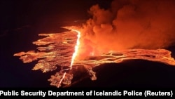 Letusan gunung berapi terjadi di dekat Grindavik, Islandia, Sabtu, 16 Maret 2024, dalam gambar selebaran yang diperoleh Reuters. (Foto: Departemen Keamanan Publik Kepolisian Islandia/Handout via REUTERS) 