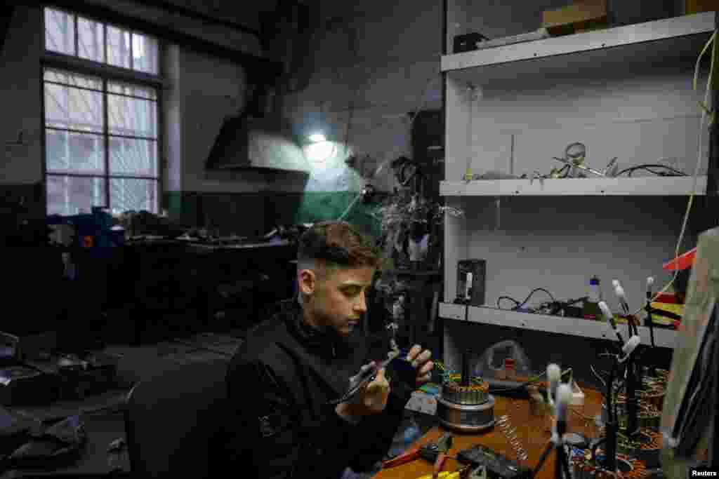 Yelisei Mamonov, de 14 años, trabaja en el taller de su padre Dmytro Mamonov, donde producen vehículos de evacuación médica por control remoto para las fuerzas ucranianas, el 31 de mayo de 2024. REUTERS/Thomas Peter
