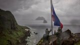 菲律宾士兵在该国最北端的巴丹群岛举行升旗仪式。（2023年6月29日）