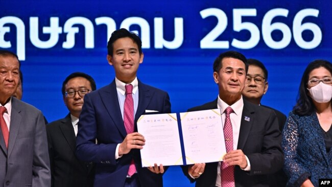 Move Forward Party leader and prime ministerial candidate Pita Limjaroenrat and Pheu Thai Party leader Cholanan Srikaew hold a memorandum of understanding signed by political parties in agreement to form a new government, in Bangkok, May 22, 2023