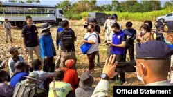ထိုင်းနိုင်ငံ၊ ကမ်ချနပူရီပြည်နယ်က ကြံခင်းထဲမှာ လစာအပြည့်မရဘဲ နှိပ်စက်ခံပြီး အလုပ်လုပ်နေခဲ့ရတဲ့ မြန်မာနိုင်ငံသားတွေကို ထိုင်းနယ်မြေခံရဲတပ်ဖွဲ့နဲ့ လူကုန်ကူးမှုတိုက်ဖျက်ရေးအဖွဲ့တို့က သွားရောက်ကယ်တင်ခဲ့စဥ်။ (မေ ၆၊ ၂၀၂၃/ဓာတ်ပုံ-ထိုင်းရဲတပ်ဖွဲ့)