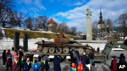 人们在爱沙尼亚首都塔林观看一辆被乌军摧毁的俄军T-72B3坦克。(2023年3月1日)