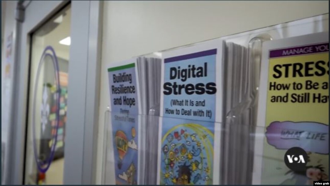 Brosur Layanan Kesehatan, Universitas Marymount. (VOA/video-grab)
