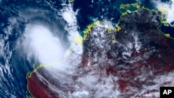 Gambar satelit yang diambil oleh Himawari-8, satelit cuaca Jepang, menunjukkan topan Ilsa mendekati pantai barat Australia, Kamis, 13 April 2023. (Courtesy of National Institute of Information and Communications Technology (NICT) via AP)