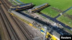 Kecelakaan kereta penumpang di Voorschoten, Belanda, 4 April 2023. (REUTERS/Pascal Rossignol)