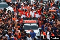 Pemimpin Partai Bergerak Maju dan calon perdana menteri Pita Limjaroenrat melambaikan tangan kepada pendukungnya saat mereka merayakan hasil pemilu partai di Bangkok, Thailand, 15 Mei 2023. (Foto: REUTERS/Athit Perawongmetha)