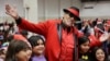 Richard Reyes, berpenampilan Pancho Claus, berpose bersama anak-anak di acara Navidad en el Barrio di Houston, Texas, AS, 16 Desember 2023. (REUTERS/Evan Garcia)