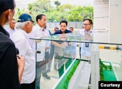 Presiden Joko Widodo didampingi Menteri BUMN Erick Thohir, saat meninjau maket pembangunan Hunian Milenial Perumnas di Margonda, Depok, Jawa Barat, 13 April 2023. (Courtesy : Setpres RI)