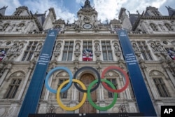 اولمپکس کے پانچ رنگوں کے دائروں کا لوگو، پیرس کے سٹی ہال پرنصب کر دیا گیا ہے۔