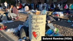 Cientos de migrantes continúan acampando en las afueras de la iglesia del Sagrado Corazón en el centro de El Paso, Texas, desde donde esperan seguir camino a otras partes del país, el 8 de mayo de 2023. 