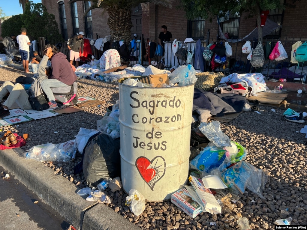 Cientos de migrantes continúan acampando en las afueras de la iglesia del Sagrado Corazón en el centro de El Paso, Texas, desde donde esperan seguir camino a otras partes del país, el 8 de mayo de 2023. 