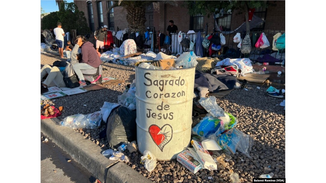 Para migran di El Paso, Texas, 8 Mei 2023. (Foto: VOA)