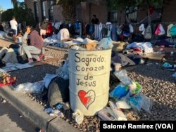 Para migran di El Paso, Texas, 8 Mei 2023. (Foto: VOA)