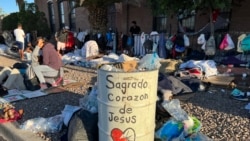 Cientos de migrantes continúan acampando en las afueras de la iglesia del Sagrado Corazón en el centro de El Paso, Texas, desde donde esperan seguir camino a otras partes del país, el 8 de mayo de 2023.&nbsp;